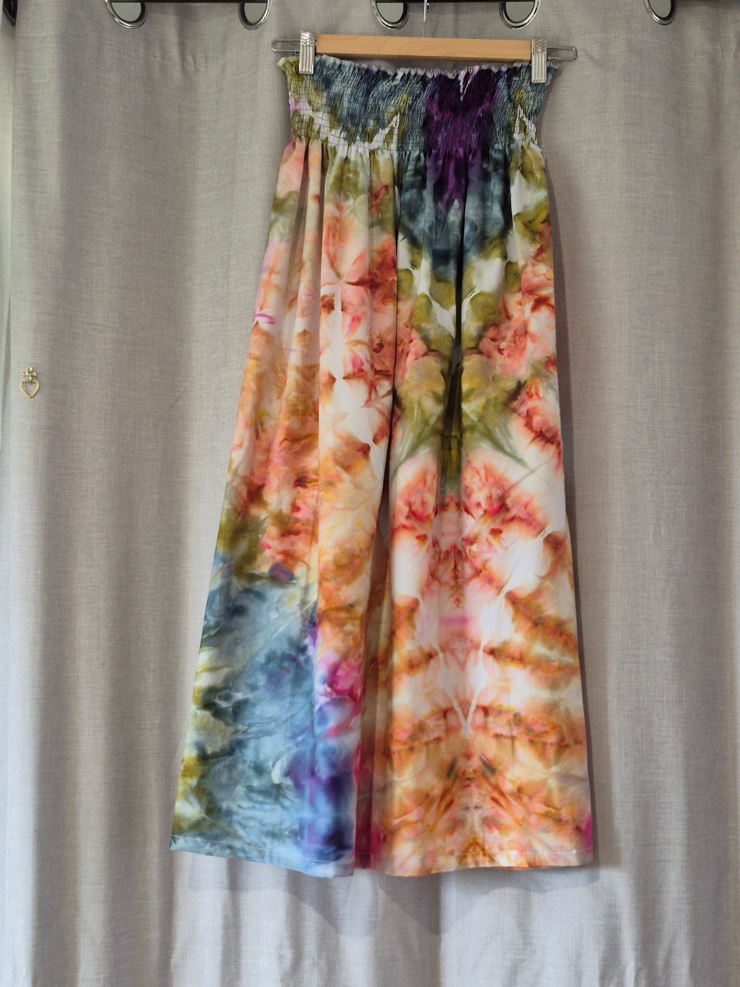 LIMITED..3 ONLY !!!  Gathered SHIRRED WAIST Tie Dyed Skirt!!

Fits Size 6 -18, Generous side Pockets, Side Splits!!

Tie Dyed Cotton fabric! Originals!